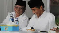 Foto kenangan KH Hasyim Muzadi dan Presiden Jokowi. (Liputan6.com/Herman Zakharia)