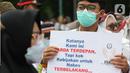 Massa dari Forum Komunikasi Nakes dan Non-Nakes Indonesia (FKHN Indonesia) membawa poster tuntutan saat menggelar aksi di kawasan Patung Kuda, Jakarta Pusat, Kamis (22/9/2022). Dalam aksinya, mereka juga menyinggung pengorbanan selama menjadi garda terdepan dalam penanganan Covid-19. (Liputan6.com/Herman Zakharia)
