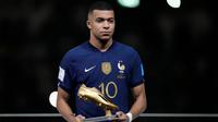 Pemain Prancis Kylian Mbappe memegang trofi penghargaan Sepatu Emas usai melawan Argentina pada pertandingan sepak bola final Piala Dunia 2022 di Stadion Lusail, Lusail, Qatar, 18 Desember 2022. Kylian Mbappe berhak membawa pulang trofi penghargaan Sepatu Emas setelah menjadi pencetak gol terbanyak selama gelaran Piala Dunia 2022. (AP Photo/Martin Meissner)