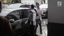 Aktor Fachri Albar turun dari mobil saat tiba di Kejaksaan Negeri Jakarta Selatan, Kamis (19/4). Berkas kasus dugaan penyalahgunaan narkotika yang menjerat aktor Fachri Albar telah dinyatakan lengkap oleh kepolisian. (Liputan6.com/Faizal Fanani)