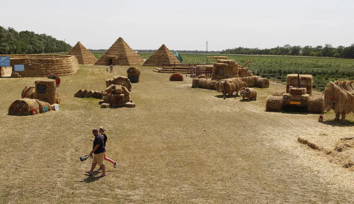 Pemandangan dari taman jerami di wilayah pertanian Ponomaryovo, permukiman Krasnoye, Stavropol, Rusia, Rabu (19/7). Di taman itu terdapat replika Piramida Giza yang terbuat dari jerami yang dibangun oleh penduduk setempat. (REUTERS/Eduard Korniyenkov)