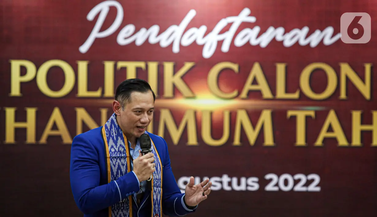 Ketua Umum Partai Demokrat Agus Harimurti Yudhoyono (AHY) saat pendaftaran Partai Politik Calon Peserta Pemilu Tahun 2024 hari kelima di Kantor KPU, Jakarta, Jumat (5/8/2022). Demokrat menjadi partai politik ke-12 yang mendaftarkan diri untuk calon peserta Pemilu tahun 2024. (Liputan6.com/Faizal Fanani)