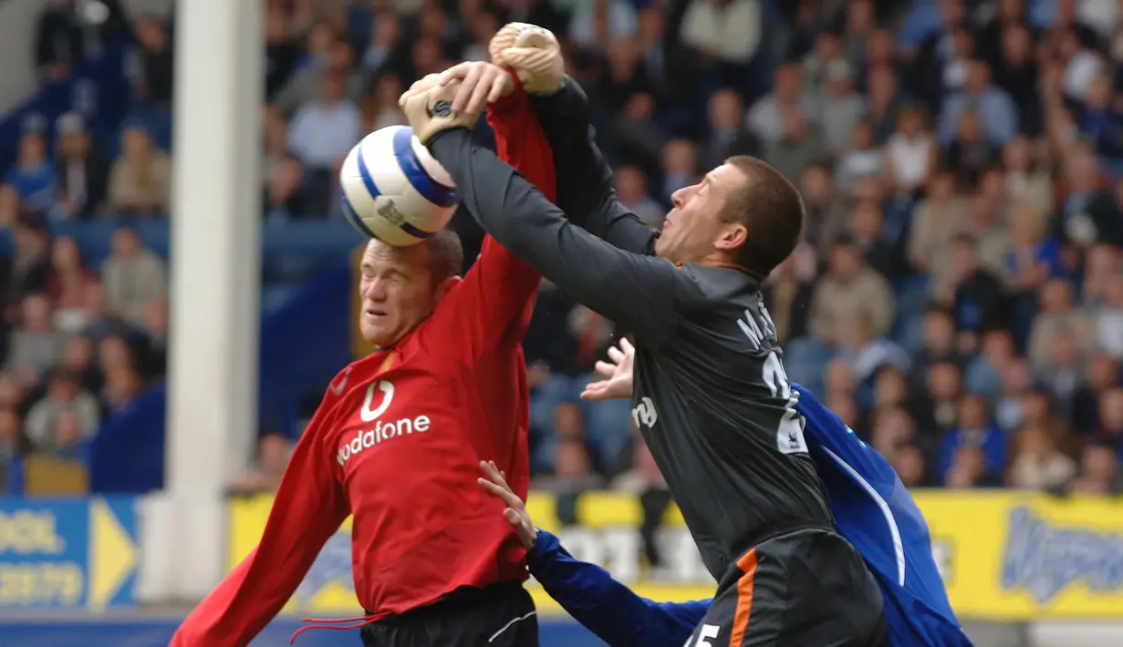 5. Nigel Martyn (137 clean sheets) - Kiper asal Inggris ini menjadi kiper andalan ketika bersama Leeds United dan gantung sepatu di Everton. Martyn memiliki catatan 137 clean sheets selama bermain di Premier League. (AFP/Paul Barker)