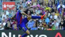 Bek Barcelona, Lucas Digne, berusaha membuang bola saat melawan Deportivo pada laga La Liga di Stadion Nou Camp, Barcelona, Sabtu (15/10/2016). Barcelona menang 4-0 atas Deportivo. (AFP/Lluis Gene)