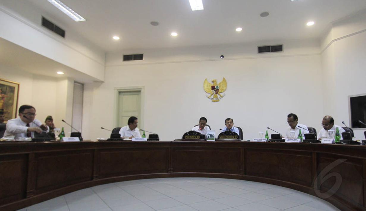 Presiden Jokowi menggelar rapat kabinet terbatas bidang perekonomian di Kantor Presiden, Jakarta, Kamis (30/10/2014). (Liputan6.com/Herman Zakharia)