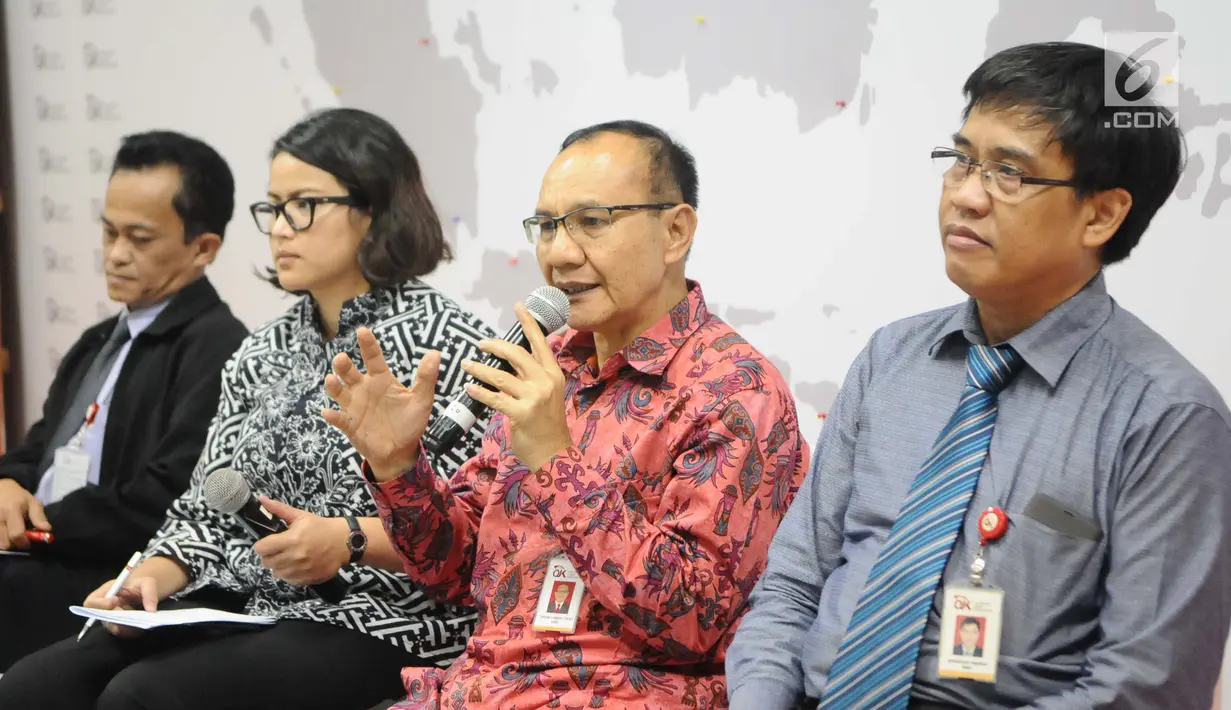 Ketua Satgas Waspada Investasi Tongam L Tobing (kedua kanan) menjelaskan tentang fintech di Indonesia, Jakarta, Rabu (12/12). Sedangkang P2P ilegal tidak menjadi tanggung jawab pihak manapun. (Liputan6.com/Angga Yuniar)