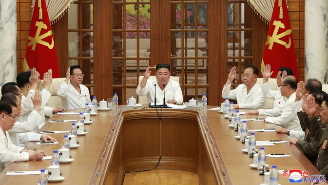 Pemimpin Korea Utara, Kim Jong-un menghadiri pertemuan politbiro Partai Buruh di Pyongyang, Selasa (25/8/2020). Kim Jong-un muncul membahas ekonomi Korea Utara di tengah pandemi Covid-19 dan topan saat dirinya dirumorkan dalam kondisi koma. (Korean Central News Agency/Korea News Service via AP)