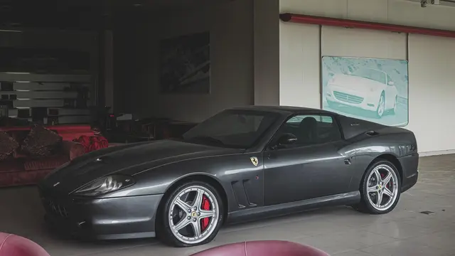 Seperti dilansir Carscoops, Selasa (11/8/2020), terlihat Porsche Carrera GT, Ferrari 575 Superamerica, dan C5 Corvette Z06 dibiarkan terbengkalai di dalam dealer.