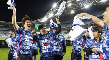 Pemain Jepang melakukan selebrasi usai pertandingan play-off Piala Dunia 2022 melawan Australia di Stadium Australia di Sydney, Kamis (24/3/2022). Jepang menang atas Australia dengan skor 2-0. (AP Photo/Mark Baker)