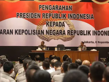 Presiden Joko Widodo (Jokowi) memberikan arahan kepada jajaran Polri terkait pengamanan negara di Auditorium PTIK, Jakarta, Selasa (8/11). Jokowi menilai Polri sudah profesional menjaga aksi demo 4 November kemarin. (Liputan6.com/Faizal Fanani)