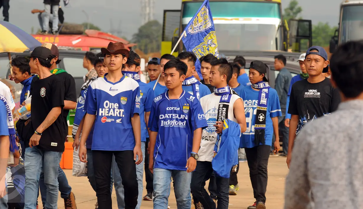 Suporter Persib bersiap masuk Stadion Pakansari, Kab Bogor, Minggu (21/8). Persib akan melakoni laga lanjutan Torabika Soccer Championship presented by IM3 Ooredoo melawan PS TNI. (Liputan6.com/Helmi Fithriansyah)