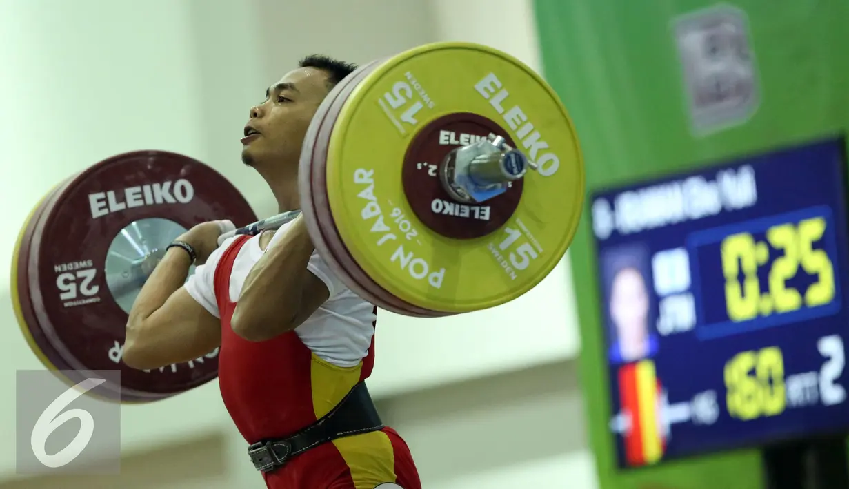 Lifter Jawa Timur, Eko Yuli Irawan saat melakukan angkatan clean and jerk kelas 62kg putra PON XIX Jabar di Gymnasium Stadion Si Jalak Harupat, Kab Bandung, Selasa (20/9/2016). Total angkatan Eko Yuli mencapai 307kg. (Liputan6.com/Helmi Fithriansyah)
