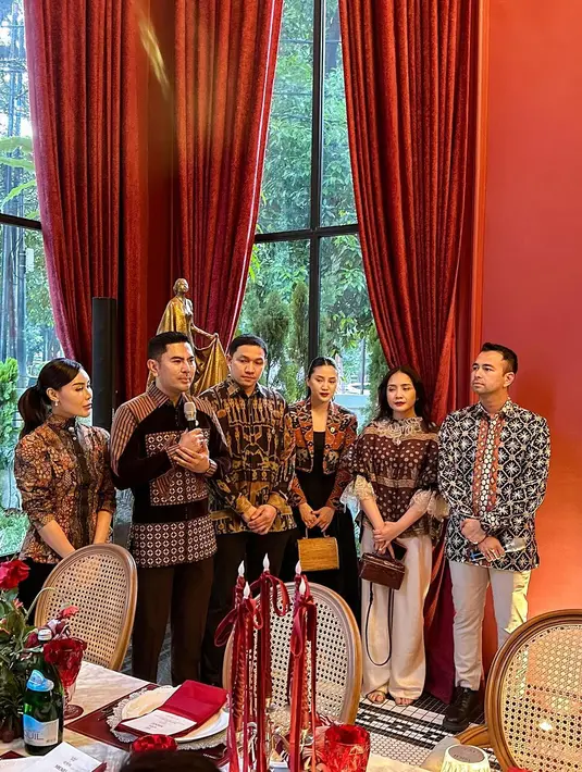 Nagita memilih blouse dari koleksi desainer ternama Indonesia, Biyan, yang menonjolkan keindahan motif nusantara. Blouse bermotif wastra ini hadir dengan warna cokelat keunguan, dihiasi aksen renda pada bagian lengan yang memberikan sentuhan feminin dan mewah.  [@raffinagita1717].