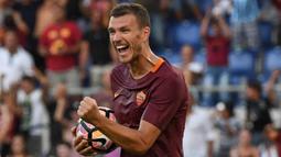 Striker AS Roma, Edin Dzeko, merayakan gol yang dicetaknya ke gawang Udinese pada laga Serie A di Stadion Olimpico, Roma, Minggu (20/8/2016). Dzeko menjadi top scorer Serie A dengan 29 gol. (EPA/Alessandro Di Meo)