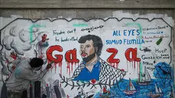 Seorang seniman Palestina melukis mural yang menggambarkan pencegatan kapal-kapal yang berpartisipasi dalam Armada Sumud Global, sebuah misi bantuan kemanusiaan yang dipimpin sipil ke Gaza melalui laut, di Nuseirat, Jalur Gaza Tengah pada 19 Mei 2026. (Eyad Baba/AFP)