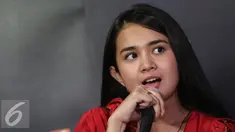 Artis cantik Michelle Ziudith kembali terlibat dalam sebuah film baru. Namun, bukan sebagai artis melainkan bermain di belakang layar. Kebetulan Michelle dipercaya menjadi tim kreatif di film 'Kain Kafan Hitam'.