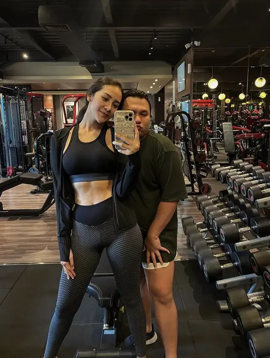 <p>Saat gym Anya pun menampilkan abs atau perut ratanya dengan mengenakan bralette hitam dan legging warna abu. Dipadukan luaran jaket hitam. @anyageraldine</p>
