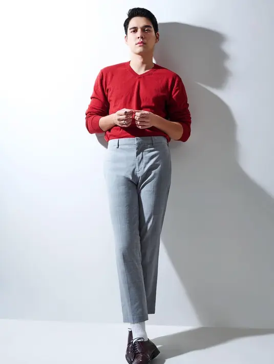 Di sini, Maxime tampak mengganti atasannya dengan sweater merah lengan panjang tanpa kerah. Sedangkan untuk bawahan, ia masih mengenakan celana kain bernuansa abu-abu dan sepatu kulit cokelat tua. Foto: Instagram.