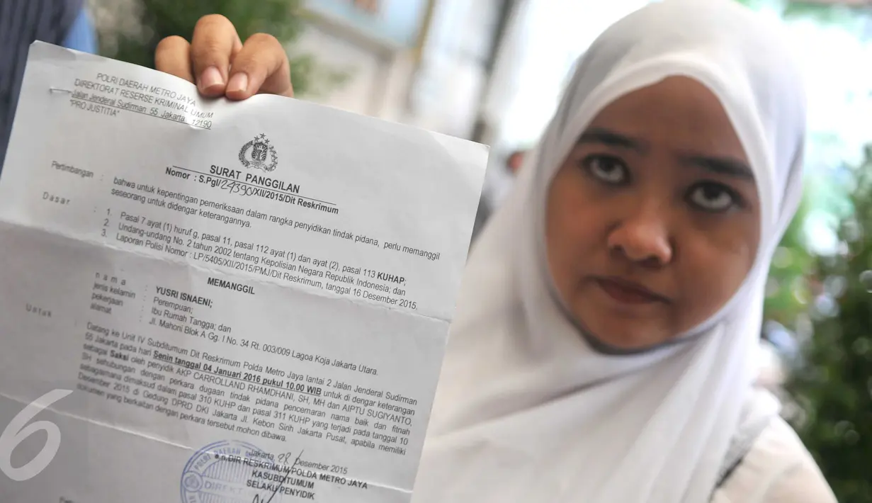 Yusri Isnaini memperlihatkan surat saat berada di Polda Metro Jaya, Jakarta, Selasa (5/1/2016). Yusri melaporkan Gubernur DKI Jakarta Basuki Thahja Purnama ke Polda Metro Jaya terkait kasus pencemaran nama baik kasus KJP. (Liputan6.com/Gempur M Surya)
