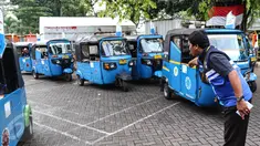 Petugas sedang mengatur bajaj gas gratis yang siap melayani masyarakat Jakarta di MRU PGN Station IRTI Monas, Jakarta, Minggu (14/08). (Liputan6.com/Fery Pradolo).