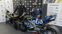 Meski sama-sama memperkuat tim satelit Avintia, Luca Marini (kiri) dan Enea Bastianini tampil dengan livery berbeda pada MotoGP 2021. (MotoGP)