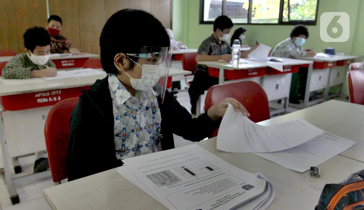 Murid perwakilan sekolah mengerjakan soal saat kegiatan Kompetisi Sains Nasional (KSN) seleksi Tingkat SD/ MI se-Kota Depok mata pelajaran IPA di SDN Kemirimuka 3, Depok, jawa Barat, Senin (22/3/2021). Pelaksanaan KSN ini menerapkan protokol kesehatan. (merdeka.com/Arie Basuki)