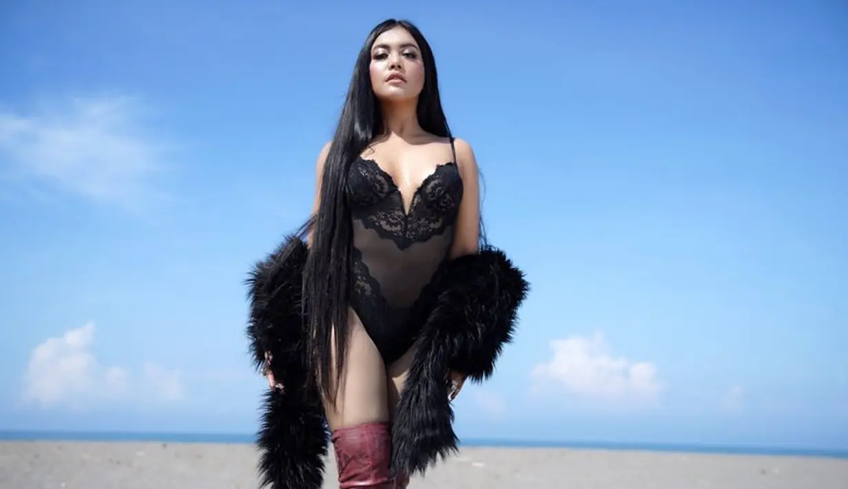 Gara-gara sering tampil seksi, Denada pun sering dihujat warganet. Dan yang lebih parah, warganet menyerang anak Denada. Ia pun membawa kejadian itu ke ranah hukum. (Foto: instagram.com/denadaindonesia)