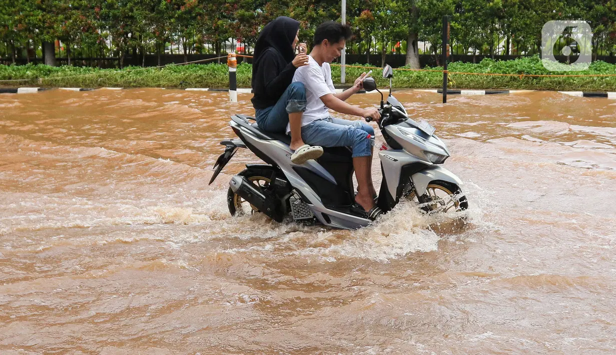 Genangan air juga merendam sejumlah kawasan permukiman warga. (Liputan6.com/Herman Zakharia)