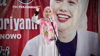 Istri calon presiden nomor urut 3 Ganjar Pranowo, Siti Atikoh Suprianti saat bersilaturahmi dengan relawan santri di Tambak Rejo, Jombang, Jawa Timur, Minggu (28/1/2024). (Foto: Dokumentasi PDIP).