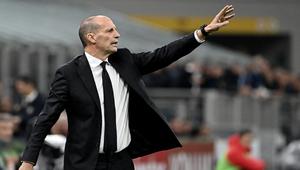 Pelatih AC Milan, Massimiliano Allegri, memberikan instruksi kepada para pemainnya selama pertandingan Serie A Italia antara AC Milan dan AS Roma di Stadion San Siro, Milan, pada 2 November 2025. (Isabella BONOTTO / AFP)