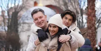 Berlibur ke luar negeri, Maudy Koesnaedi tampil stylish dalam balutan busana khas musim dingin. [Foto: Instagram/ Maudykoesnaedi]