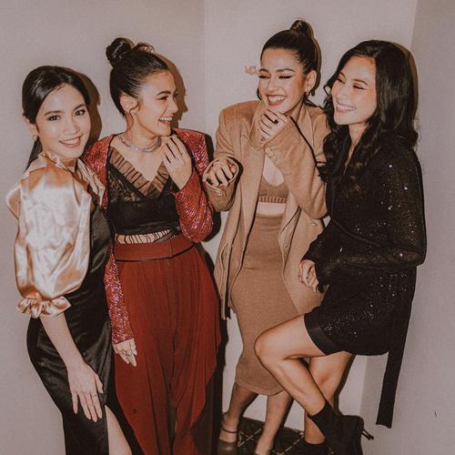 Vetnamlik yosh ayol bilan uy qurilishi pornosi