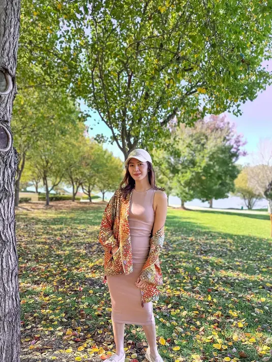 Perpaduan look sporty dan elegan? Ternyata bisa juga ditunjukkan Tyara dalam outfitnya ini. [Instagram.com/tyararenata]