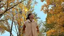 Penampilan Syahnaz satu ini juga terlihat begitu cocok dengan pemandangan musim gugur. Melalui Instagram Stories, diketahui pula jika suhu di Korea Selatan kini begitu dingin, yakni 3 derajat celcius. (Liputan6.com/IG/@syahnazs)