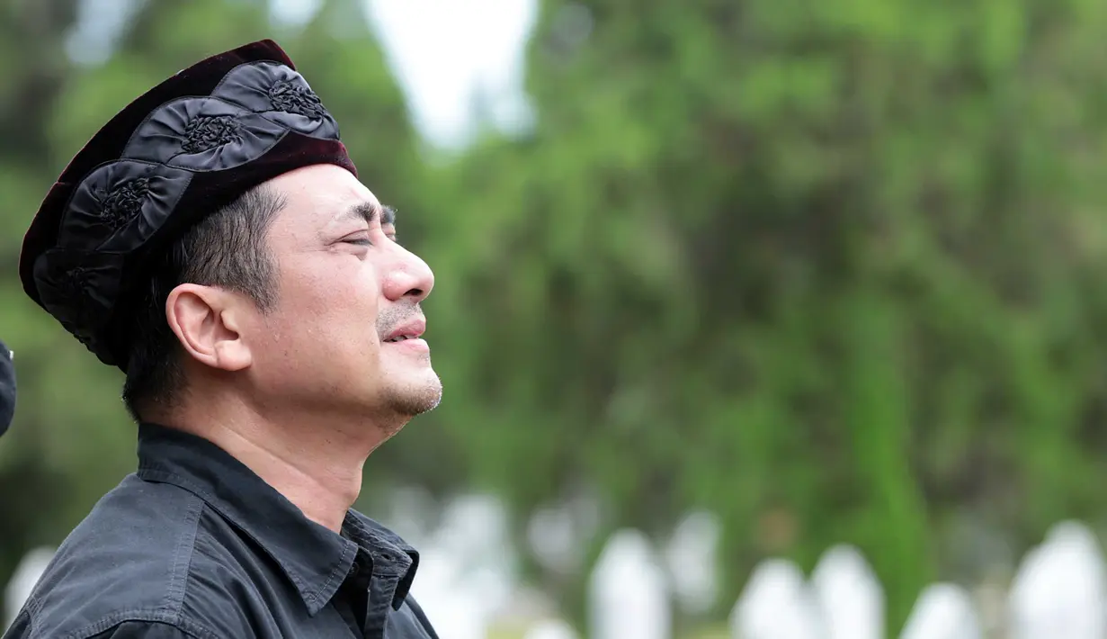 Penyesalan begitu dirasakan oleh Verrel Bramasta. Saat-saat akhir jelang kepergian eyangnya, Soedjoko bin Sujono, ayah dari ayahnya, Ivan Fadilah ia jarang ketemu lantaran kesibukannya menjalani syuting. (Deki Prayoga/Bintang.com)