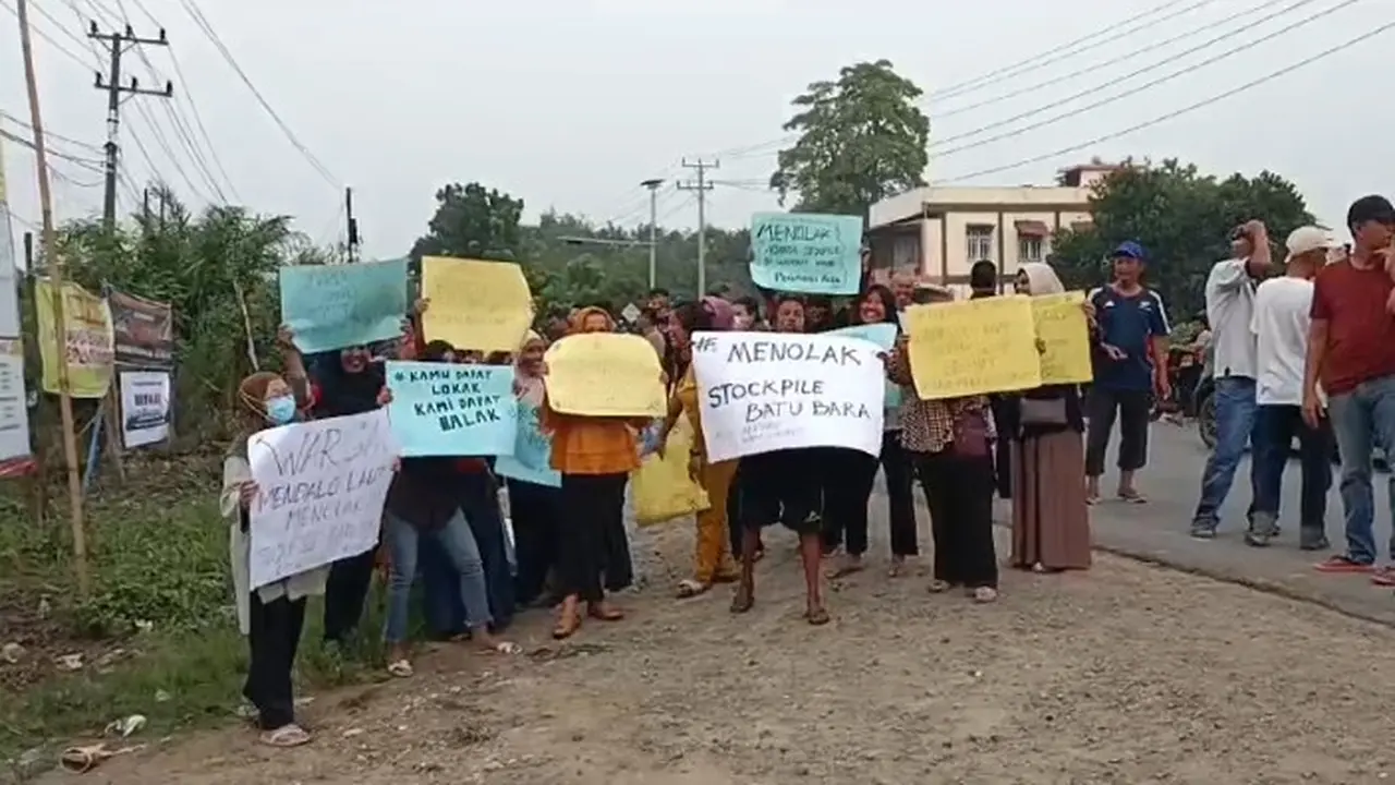 Aksi menolak stockpile batu bara