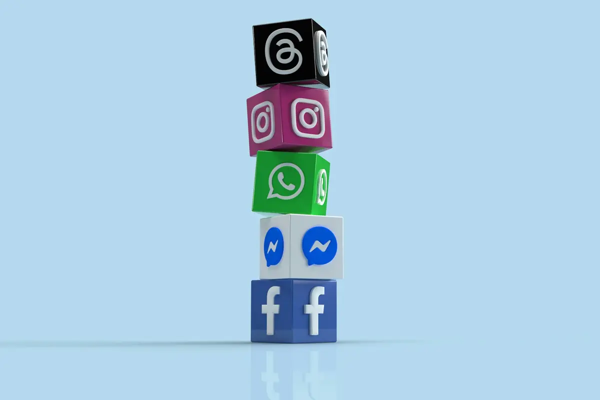 Ilustrasi Instagram, Facebook, WhatsApp. Credit: Unsplash/Shutter Speed