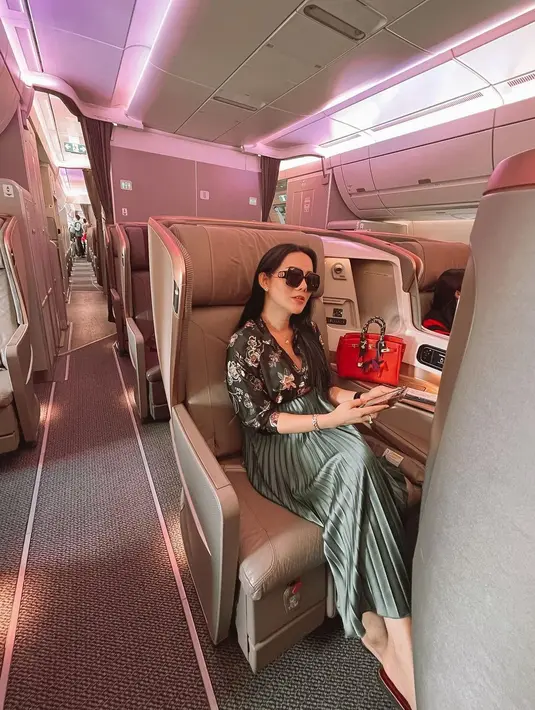 Tak heran hal ini membuat Isa Zega bergelimang harta. Gaya modis berkacamata inilah yang selalu menjadi fashion andalan Mami Isa di berbagai pemotretan. (Liputan6.com/IG/@zega_real).