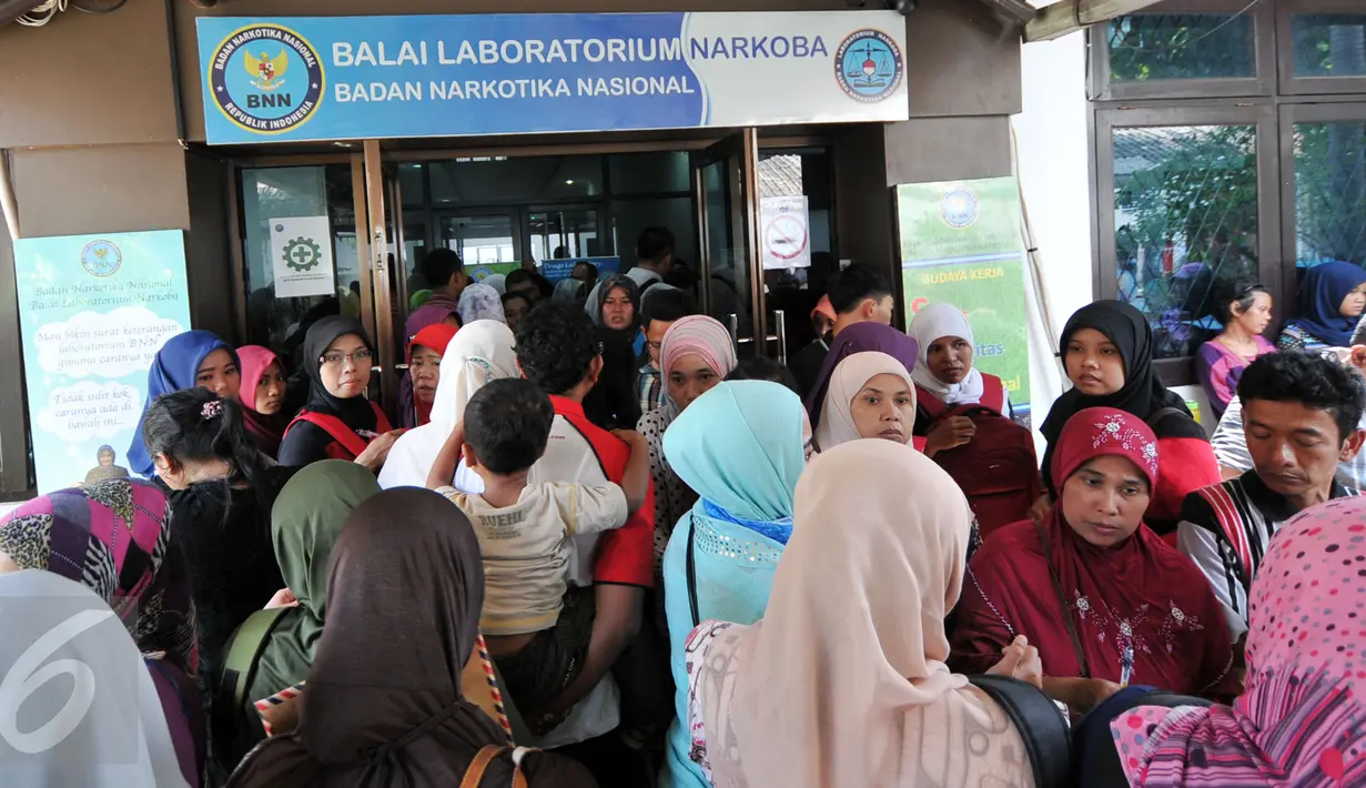 Ratusan guru honorer dan warga yang hendak melamar kerja di DKI Jakarta memadati balai laboratorium Badan Narkotika Nasional (BNN) Cawang untuk membuat surat keterangan bebas narkoba, Jakarta Timur, Senin (28/12/2015). (Liputan6.com/Yoppy Renato)