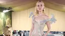 Elle Fanning tampil layaknya Sleeping Beauty Princess dengan gaun shimmer dari Balmain. Gaun bustier organza yang dilapisi dengan 4 lapisan resin untuk efek kaca trompe l'oeil. [@balmain]