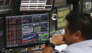 Karyawan memerhatikan pergerakan Indeks Harga Saham Gabungan (IHSG) di Mandiri Sekuritas, Jakarta, Selasa (30/5). (Liputan6.com/Angga Yuniar)