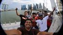 Berfoto bersama fotografer Bola.com, Arief Bagus, di Marina Bay. (Bola.com/Arief Bagus)