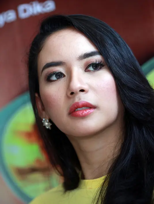 "Aku kan tinggi, Dika pendek gitu, jadi susah mau ciumnya. Hahahaha," ucap Elvira Devinamira saat ditemui di sela-sela jumpa pers film Single di kantor Soraya Intercine Films, Menteng, Jakarta Pusat. (Deki Prayoga/Bintang.com)