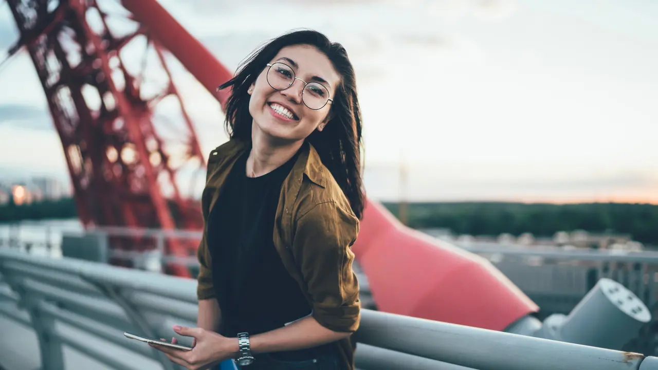 perempuan bahagia