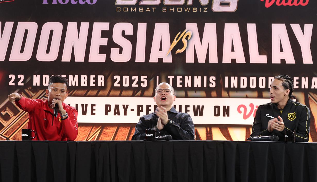 Ajang ini akan diselenggarakan pada Sabtu, 22 November 2025, di Tennis Indoor Senayan, Jakarta. Tampak dalam foto, petarung Mixed Martial Arts (MMA), Ronal Siahaan; CEO Byon Combat, Yoshua Marcellos; dan Putra Abdullah (kiri ke kanan) saat memberi keterangan terkait Byon Combat Showbiz Vol. 6 di Tennis Indoor, Senayan, Jumat (21/11/2025). (Bola.com/M Iqbal Ichsan)