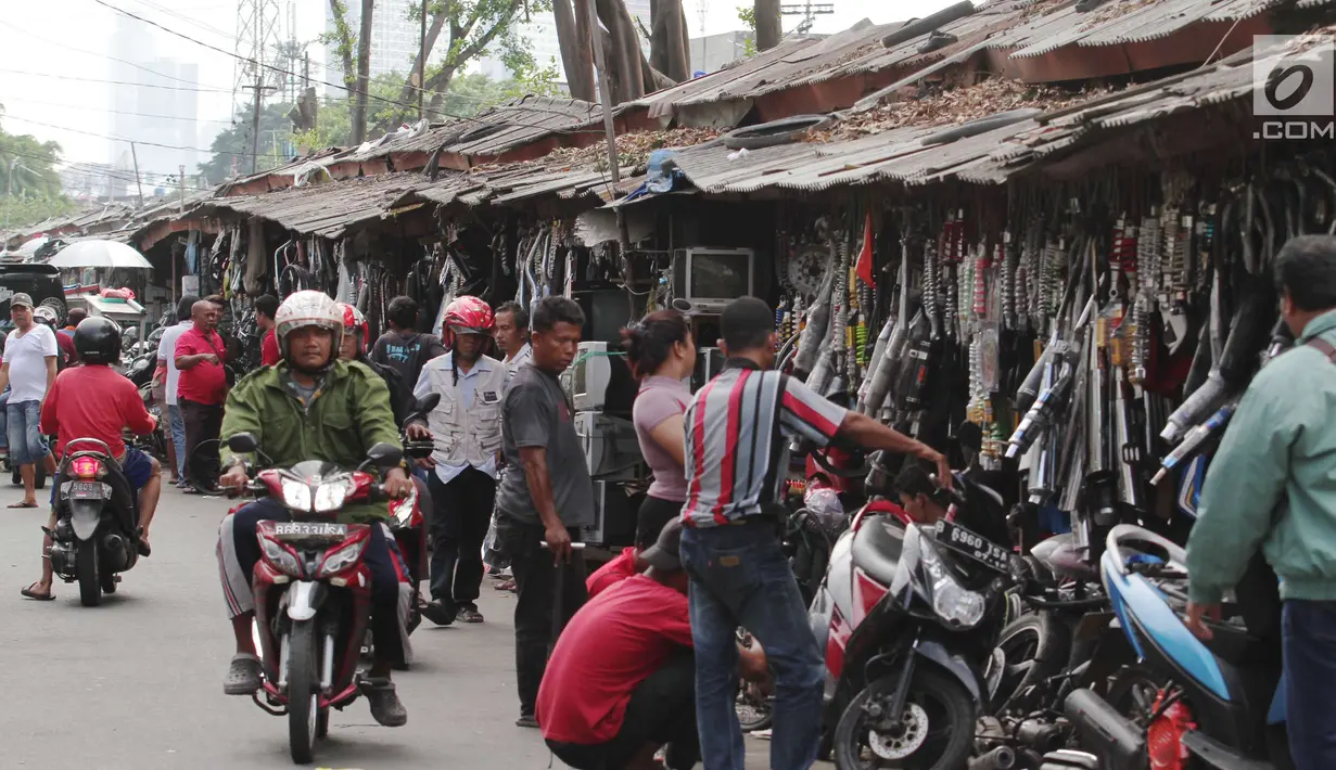 Pedagang aksesoris motor bekas menjajakan dagangannya di lokasi sementara (loksem) 37 di Jalan Kalibaru Timur, Senen, Jakarta (8/1). Loksem di kawasan Senen yang dibangun sejak tahun 1980 ini akan direnovasi total. (Liputan6.com/Angga Yuniar)