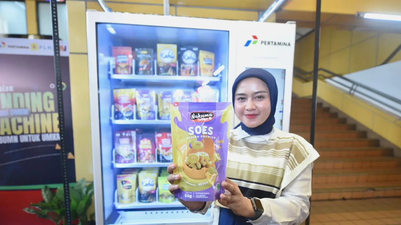 Pengunjung membeli produk UMKM di Vending Machine Pertamina - Stasiun Gondangdia pada Senin (22/1)