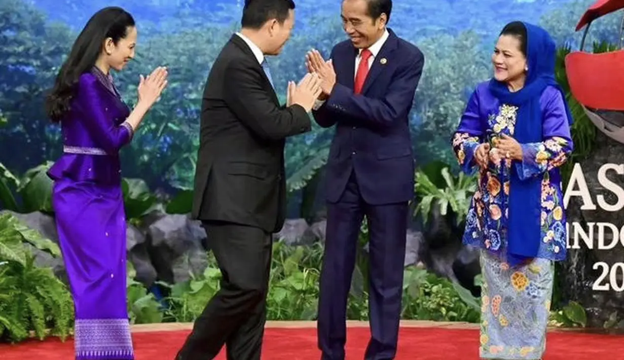 Wedges heels dengan strap hitam dipilih Iriana untuk alas kakinya. Membuat gayanya makin elegan. [@jokowi]