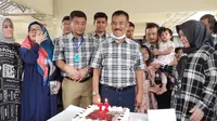 Komisaris PT Persib Bandung Bermartabat, Umuh Muchtar, merayakan hari ulang tahun ke-72, Selasa (2/6/2020). (Bola.com/Erwin Snaz)