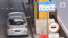 Pengendara melakukan transaksi pembayaran masuk tol saat memasuki tol Tangerang-Jakarta, di kawasan Tangerang, Selasa (4/1/2022). Indonesia akan menerapkan sistem transaksi tol tanpa berhenti atau disebut multi lane free flow (MLFF).  (Liputan6.com/Angga Yuniar)